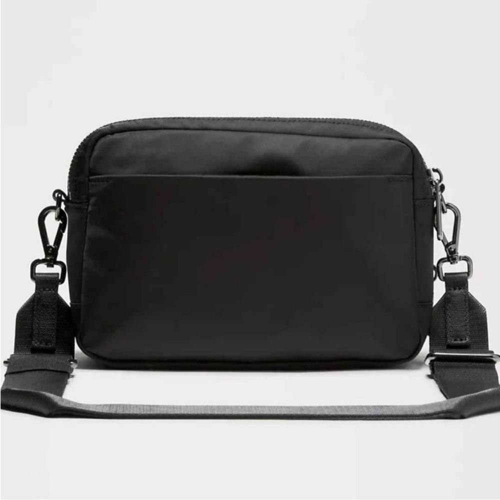 Lululemon Athletica Black Everywhere Crossbody Durable Modern bag purse gym 2L - Picture 2 of 5